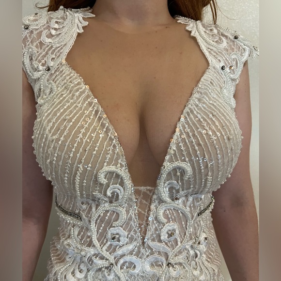 Beautiful BERTA WEDDING DRESS - Picture 5 of 14